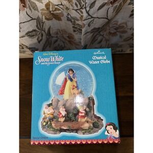 Vintage Hallmark Walt Disney Snow White & The Seven Dwarfs Musical Water Globe